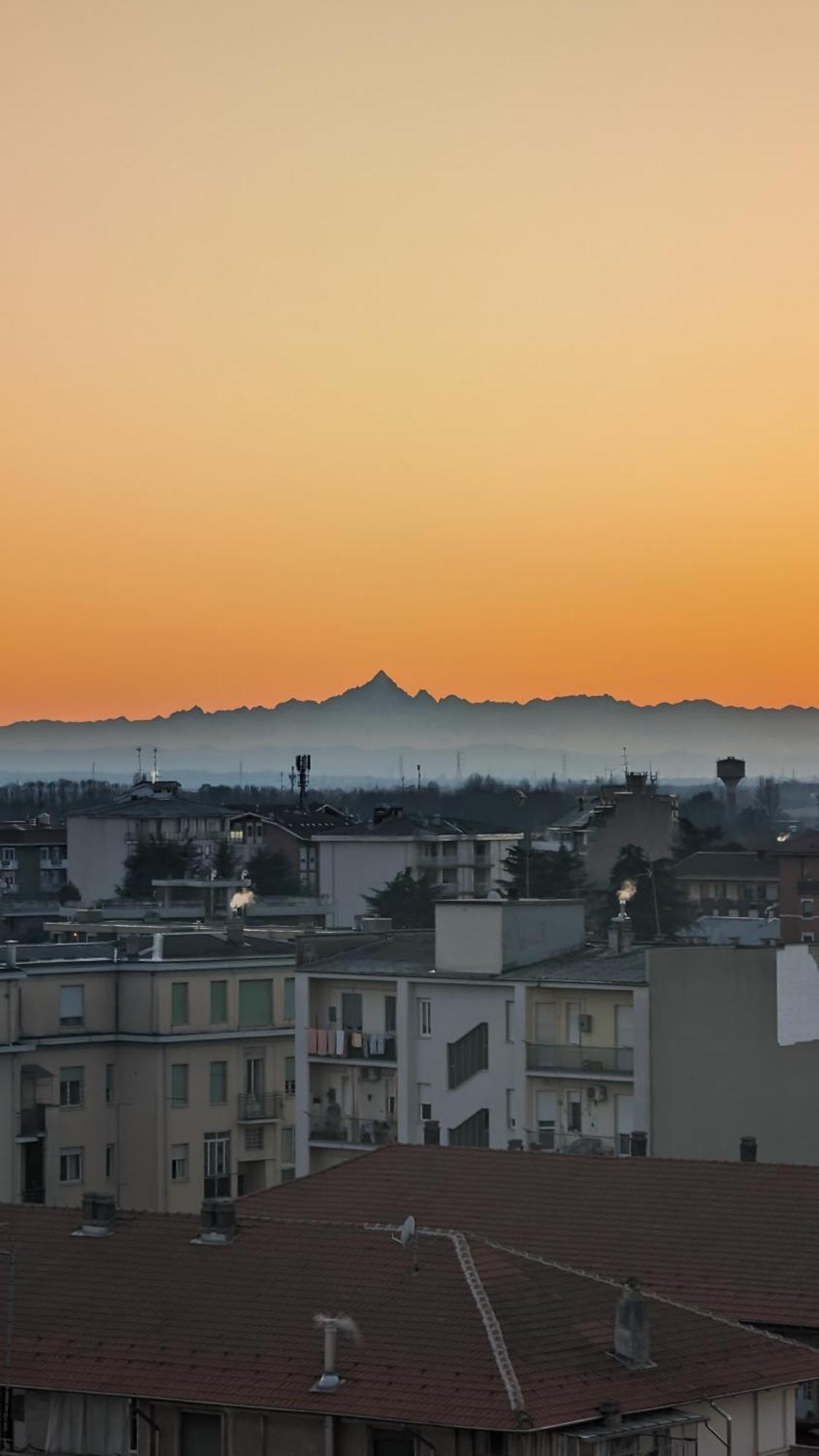 La Terrazza Del Re Apartment Vercelli Luaran gambar